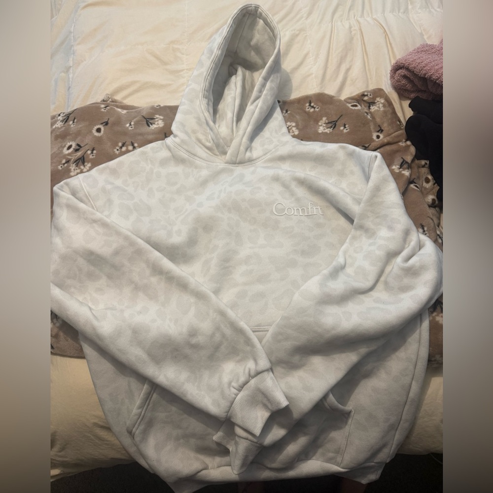 Comfrt Snow Leopard Hoodie-medium